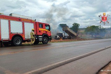 Caminhão pega fogo após descarga elétrica de fiação atingir o veículo
- (crédito: CBMDF/Divulgação) Caminhão pega fogo após descarga elétrica de fiação atingir o veículo
- (crédito: CBMDF/Divulgação)
