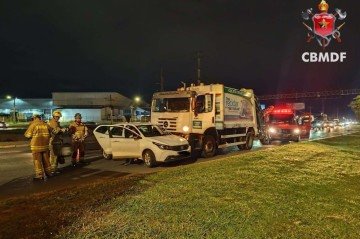 Sinistro de trânsito envolvendo carro e caminhão de lixo deixa uma pessoa ferida - (crédito: CBMDF/Divulgação) Sinistro de trânsito envolvendo carro e caminhão de lixo deixa uma pessoa ferida - (crédito: CBMDF/Divulgação)