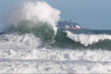 A Marinha do Brasil emitiu um alerta de ressaca para o litoral do Rio: ondas que podem alcançar até 3,5 metros -  (crédito: Fernando Frazão/Agência Brasil) -A Marinha do Brasil emitiu um alerta de ressaca para o litoral do Rio: ondas que podem alcançar até 3,5 metros -  (crédito: Fernando Frazão/Agência Brasil)