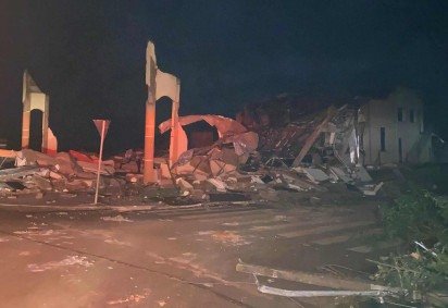  This handout photo released by the Parana State Government shows the destruction after a tornado with winds of up to 250 kilometers per hour hit the city of Rio Bonito do Iguacu, in Brazil's Parana State on November 7, 2025. A tornado killed at least five people and injured around 130 when it swept through parts of a town in southern Brazil on November 7, authorities said. (Photo by Handout / Parana State Government / AFP) / RESTRICTED TO EDITORIAL USE - MANDATORY CREDIT 