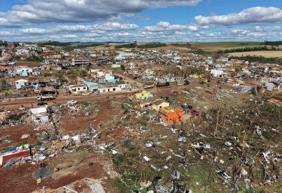 Ventos de 250km/h varreram do mapa 90% da cidade de Rio Bonito do Iguaçu, no interior do Paraná, deixando, pelo menos, seis mortos e 750 feridos  -  (crédito:  AFP) -Ventos de 250km/h varreram do mapa 90% da cidade de Rio Bonito do Iguaçu, no interior do Paraná, deixando, pelo menos, seis mortos e 750 feridos  -  (crédito:  AFP)