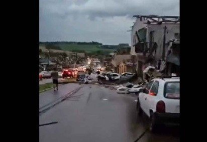 o governo do Estado informou que o tornado provocou destelhamentos, quedas de árvores, postes e estruturas, além de interrupções no fornecimento de energia e água. Diversas residências foram completamente destruídas -  (crédito: Reprodução/Redes Sociais ) -o governo do Estado informou que o tornado provocou destelhamentos, quedas de árvores, postes e estruturas, além de interrupções no fornecimento de energia e água. Diversas residências foram completamente destruídas -  (crédito: Reprodução/Redes Sociais )