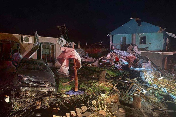 Tornado destrói cerca de 80% de cidade e deixa 5 mortos no Paraná; o que se sabe - (crédito: BBC Geral) Tornado destrói cerca de 80% de cidade e deixa 5 mortos no Paraná; o que se sabe - (crédito: BBC Geral)