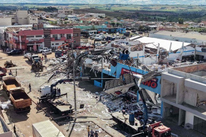 Segundo informações da Defesa Civil, cinco pessoas morreram e cerca de 480 ficaram feridas em decorrência do tornado - (crédito: AFP) Segundo informações da Defesa Civil, cinco pessoas morreram e cerca de 480 ficaram feridas em decorrência do tornado - (crédito: AFP)