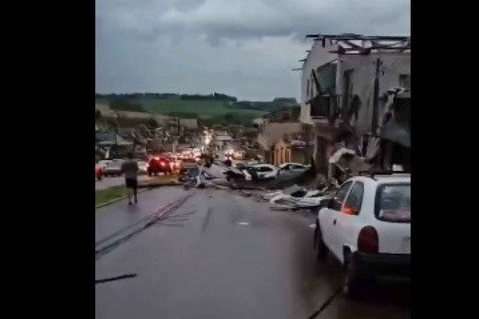 o governo do Estado informou que o tornado provocou destelhamentos, quedas de árvores, postes e estruturas, além de interrupções no fornecimento de energia e água. Diversas residências foram completamente destruídas - (crédito: Reprodução/Redes Sociais ) o governo do Estado informou que o tornado provocou destelhamentos, quedas de árvores, postes e estruturas, além de interrupções no fornecimento de energia e água. Diversas residências foram completamente destruídas - (crédito: Reprodução/Redes Sociais )