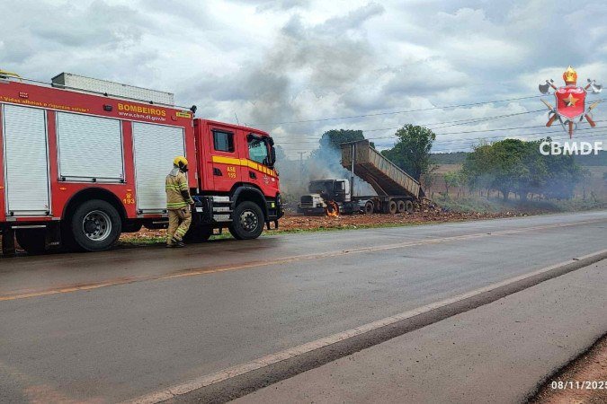 Caminhão pega fogo após descarga elétrica de fiação atingir o veículo
 -  (crédito: CBMDF/Divulgação)