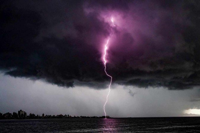 Os fenômenos foram registrados nas cidades de Dionísio Cerqueira, Xanxerê e Faxinal dos Guedes, todas na região Oeste, entre a sexta-feira (7) e a madrugada deste sabado (8), segundo a Defesa Civil estadual.
- (crédito: Ricardo Wolffenüttel / Arquivo/ SECOM GOVSC) Os fenômenos foram registrados nas cidades de Dionísio Cerqueira, Xanxerê e Faxinal dos Guedes, todas na região Oeste, entre a sexta-feira (7) e a madrugada deste sabado (8), segundo a Defesa Civil estadual.
- (crédito: Ricardo Wolffenüttel / Arquivo/ SECOM GOVSC)