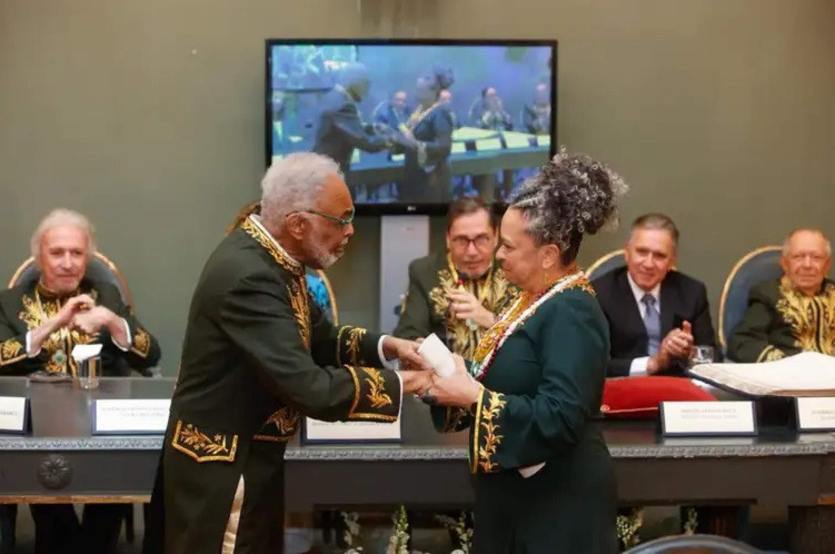 Ana Maria recebeu o diploma das mãos de Gilberto Gil e o colar acadêmico entregue pela também acadêmica Ana Maria Machado