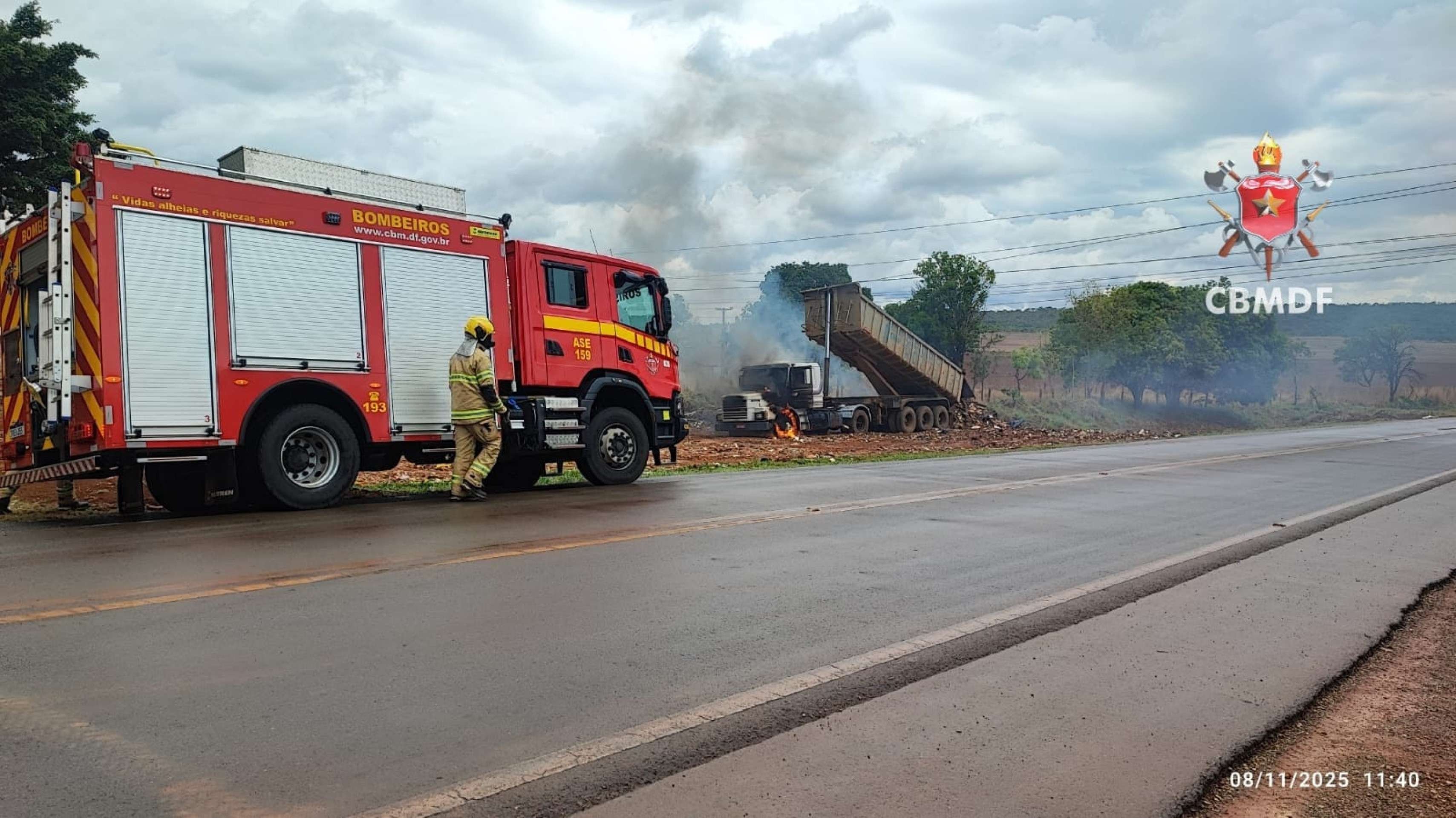 Vídeo: caminhão pega fogo após descarga elétrica de fiação atingir o veículo