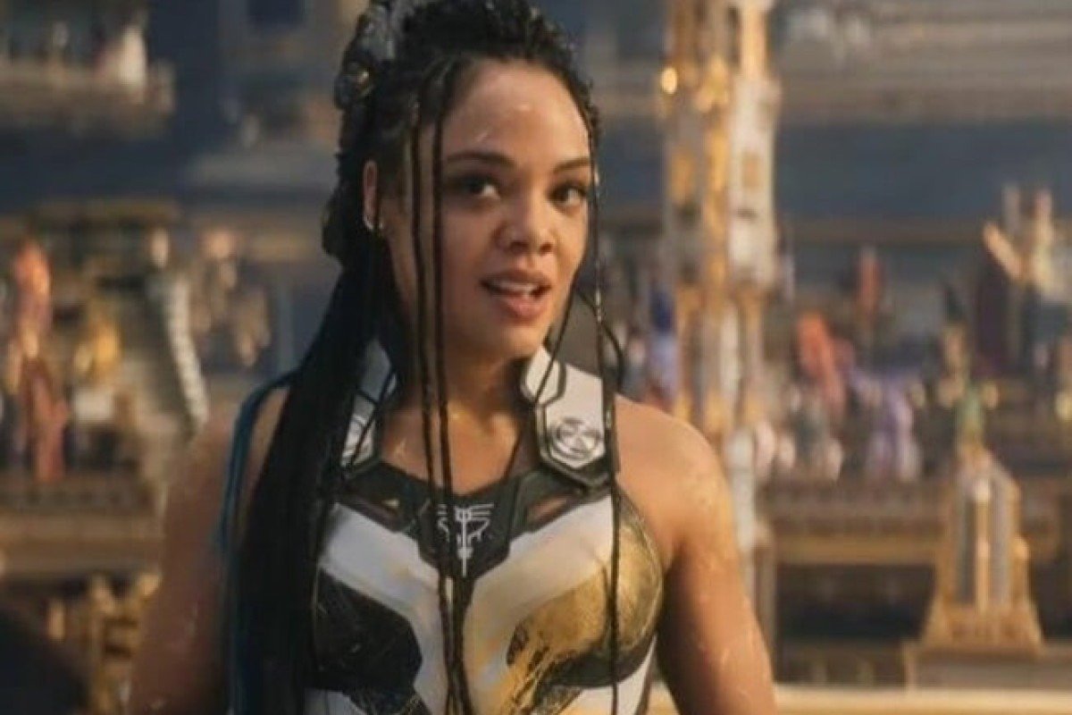 Tessa Thompson elogia Chris Hemsworth: “Um bebê com músculos”