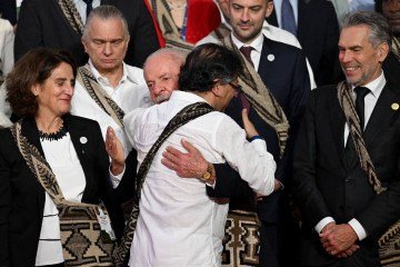 Presidente Lula cumprimenta o líder colombiano Gustavo Petro, durante a cúpula de países latinos e UE, em Santa Maria - (crédito: Luis Acosta/AFP) Presidente Lula cumprimenta o líder colombiano Gustavo Petro, durante a cúpula de países latinos e UE, em Santa Maria - (crédito: Luis Acosta/AFP)