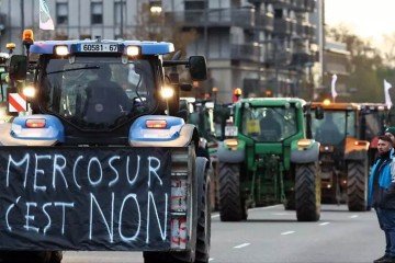 Protestos de agricultores na França contra o acordo entre a União Europeia e o Mercosul são constantes - (crédito: AFP - FREDERICK FLORIN) Protestos de agricultores na França contra o acordo entre a União Europeia e o Mercosul são constantes - (crédito: AFP - FREDERICK FLORIN)