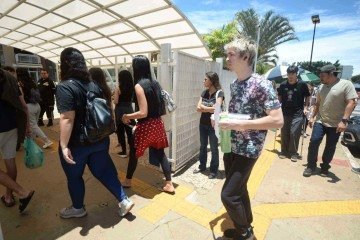 Candidatos chegam à UNIP para a primeira etapa do ENEM 2025, neste domingo (9/11) - (crédito: Marcelo Ferreira/CB DA Press) Candidatos chegam à UNIP para a primeira etapa do ENEM 2025, neste domingo (9/11) - (crédito: Marcelo Ferreira/CB DA Press)