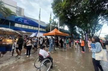 Candidatos em frente ao Centro Universitário (UDF), um dos locais de prova do DF -  (crédito: Lara Costa)