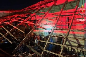 Telhado de casa desaba no Recanto das Emas
- (crédito: CBMDF/Divulgação) Telhado de casa desaba no Recanto das Emas
- (crédito: CBMDF/Divulgação)