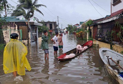 O tufão, com um raio que cobre quase todo o território filipino, tocou o solo na província de Aurora, na ilha principal de Luzon, às 21h10 (10h10 de Brasília), informou o serviço estatal de meteorologia, poucos dias após outro tufão devastar o país -  (crédito: HANDOUT/ Pandan Municipal Disaster Risk Reduction and Management Office / AFP) -O tufão, com um raio que cobre quase todo o território filipino, tocou o solo na província de Aurora, na ilha principal de Luzon, às 21h10 (10h10 de Brasília), informou o serviço estatal de meteorologia, poucos dias após outro tufão devastar o país -  (crédito: HANDOUT/ Pandan Municipal Disaster Risk Reduction and Management Office / AFP)