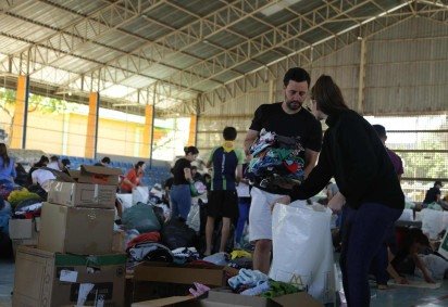 A quadra poliesportiva de Laranjeiras do Sul (PR) funcionou como um centro de recebimento e triagem de doações -  (crédito:  ESTADÃO CONTEÚDO)