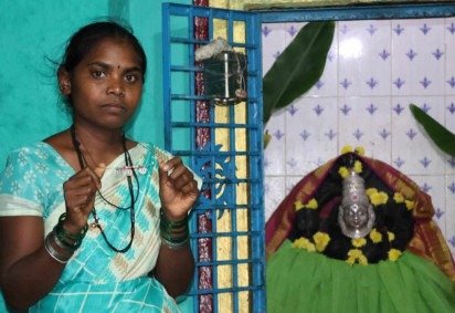 Quatro anos após ser iniciada na tradição <em>devadasi</em>, Chandrika tornou-se uma trabalhadora sexual em tempo integral; ela deseja permanecer anônima para proteger seus filhos -  (crédito: BBC)