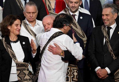 Presidente Lula cumprimenta o líder colombiano Gustavo Petro, durante a cúpula de países latinos e UE, em Santa Maria -  (crédito: Luis Acosta/AFP)