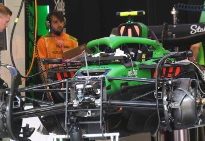 Equipe da Sauber faz manutenção no carro antes da corrida, neste domingo (9/11) -  (crédito: Ed Alves/CB DA Press) -Equipe da Sauber faz manutenção no carro antes da corrida, neste domingo (9/11) -  (crédito: Ed Alves/CB DA Press)