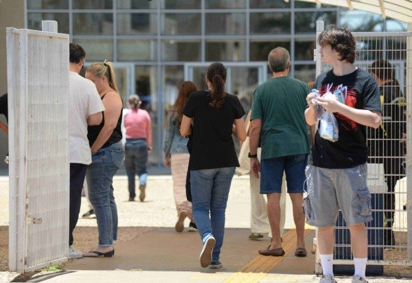Candidatos chegam à Unip para a primeira etapa do Enem 2025, neste domingo (9/11) -  (crédito: Marcelo Ferreira/CB DA Press)