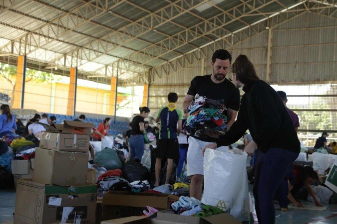 A quadra poliesportiva de Laranjeiras do Sul (PR) funcionou como um centro de recebimento e triagem de doações -  (crédito:  ESTADÃO CONTEÚDO)