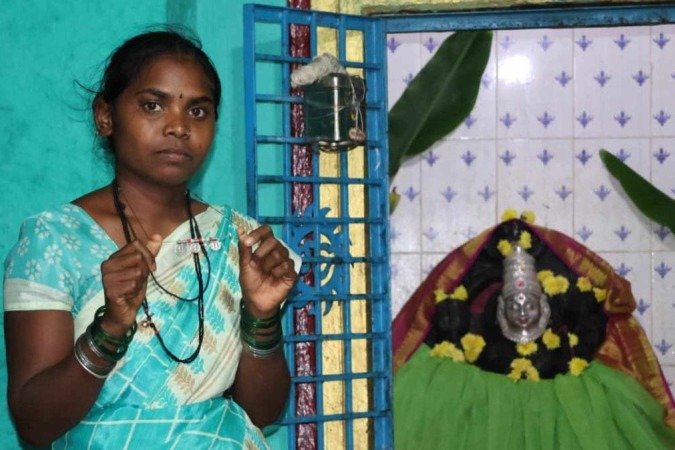 Quatro anos após ser iniciada na tradição <em>devadasi</em>, Chandrika tornou-se uma trabalhadora sexual em tempo integral; ela deseja permanecer anônima para proteger seus filhos - (crédito: BBC) Quatro anos após ser iniciada na tradição <em>devadasi</em>, Chandrika tornou-se uma trabalhadora sexual em tempo integral; ela deseja permanecer anônima para proteger seus filhos - (crédito: BBC)