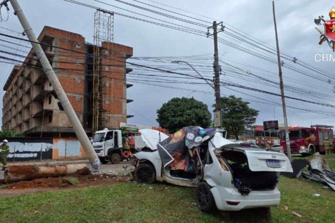 Batida de carro contra poste deixa um óbito e dois feridos  -  (crédito: CBMDF/Divulgação)