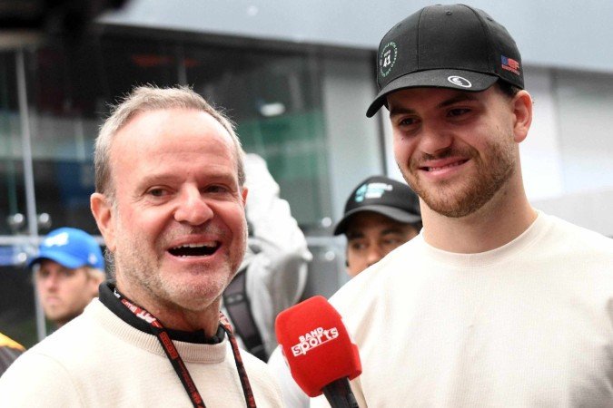Rubinho cede entrevista ao lado do filho na manhã deste domingo, no GP de São Paulo. -  (crédito: Ed Alves/CB DA Press)