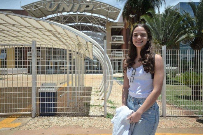 Ester de Azevedo Marques, 17 anos, está no 3º ano do ensino médio e fará a primeira etapado Enem 2025 na Unip.  -  (crédito: Marcelo Ferreira/CB DA Press)
