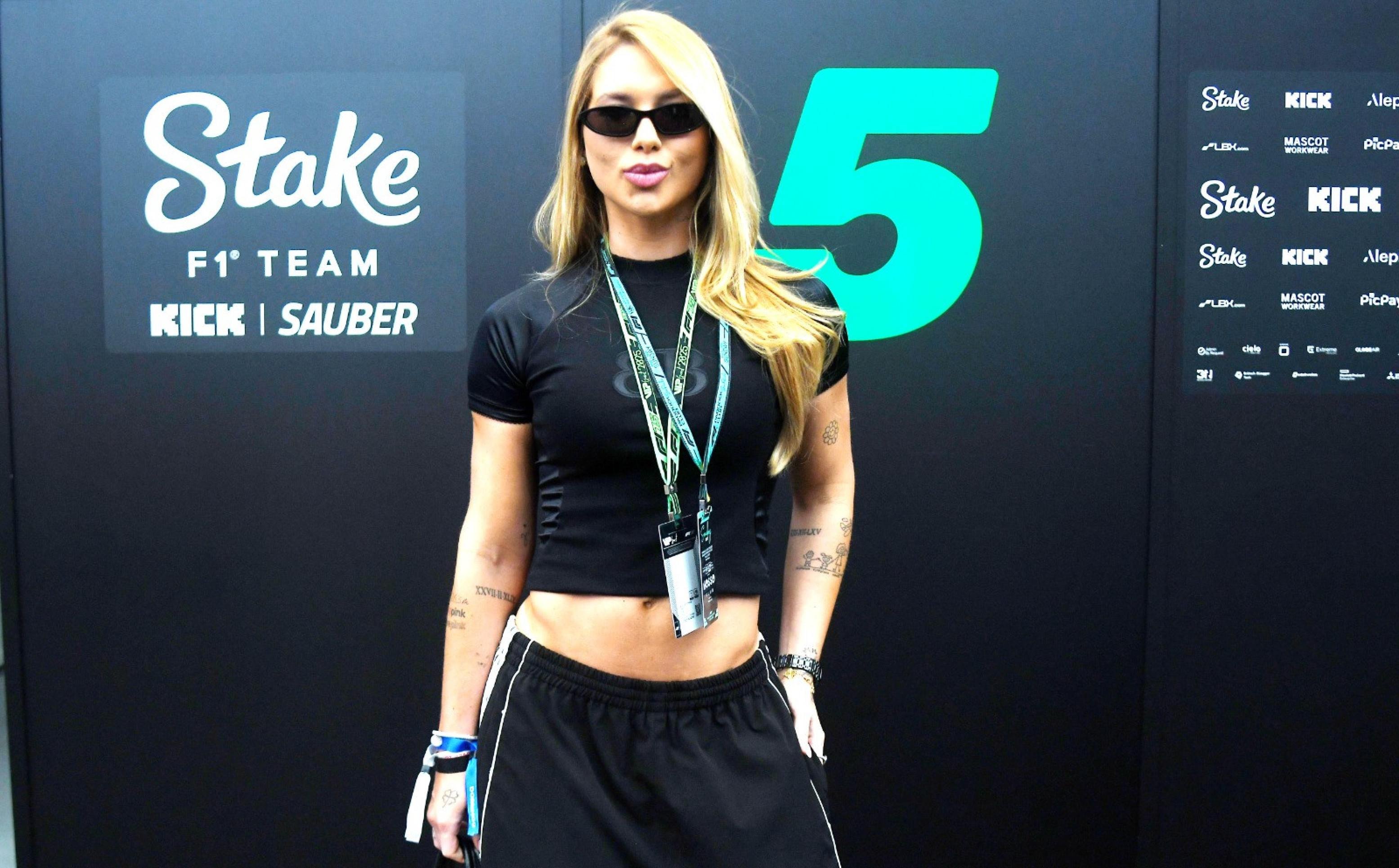 Virgínia posa para imprensa no Grande Prêmio de São Paulo de Fórmula 1, neste domingo (9/11)