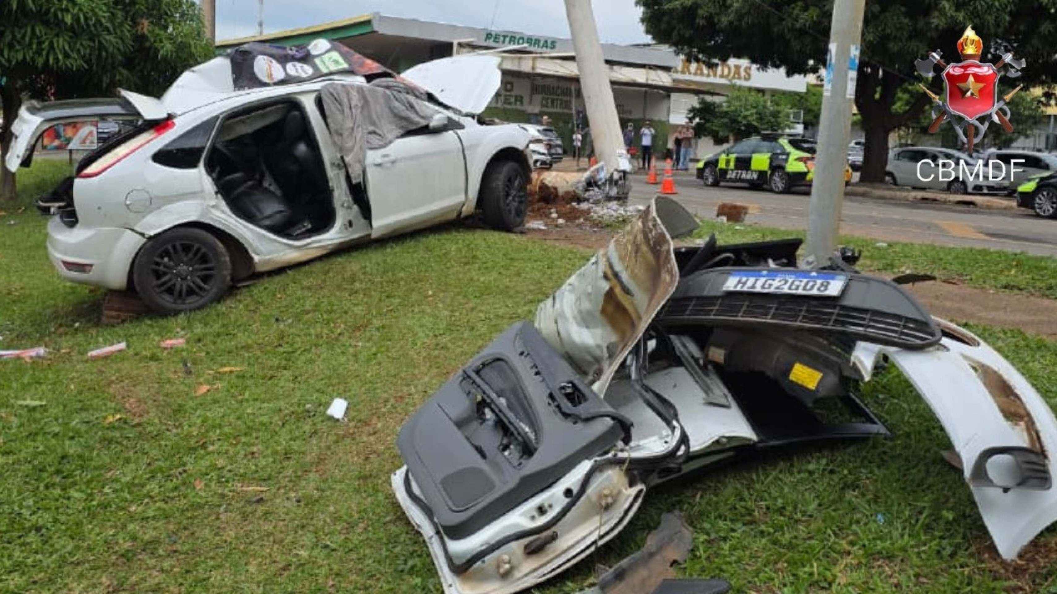 Batida de carro contra poste deixa um óbito e dois feridos 