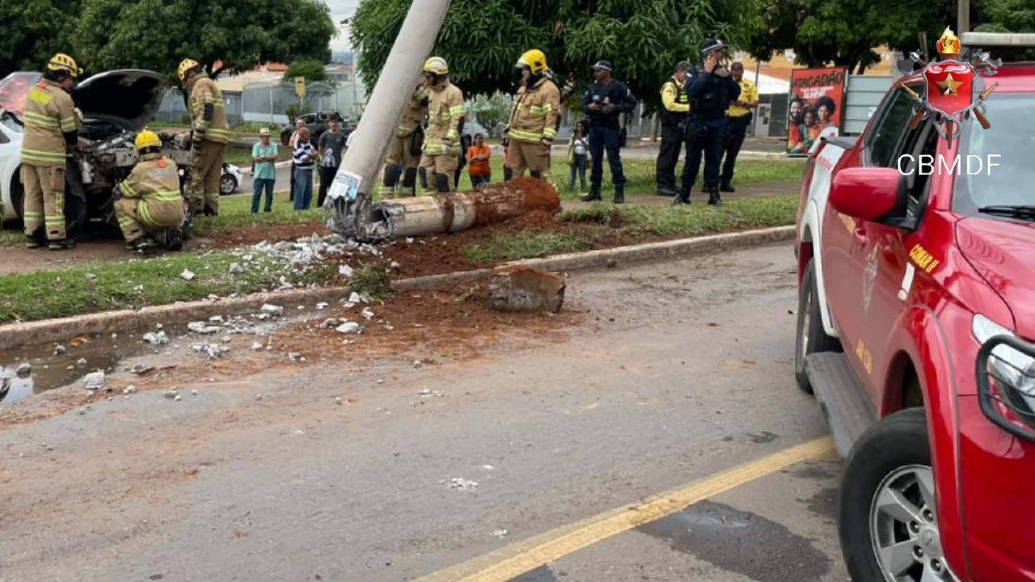 Com o impacto da colisão, a estrutura de cimento do poste cedeu e ficou levemente inclinada