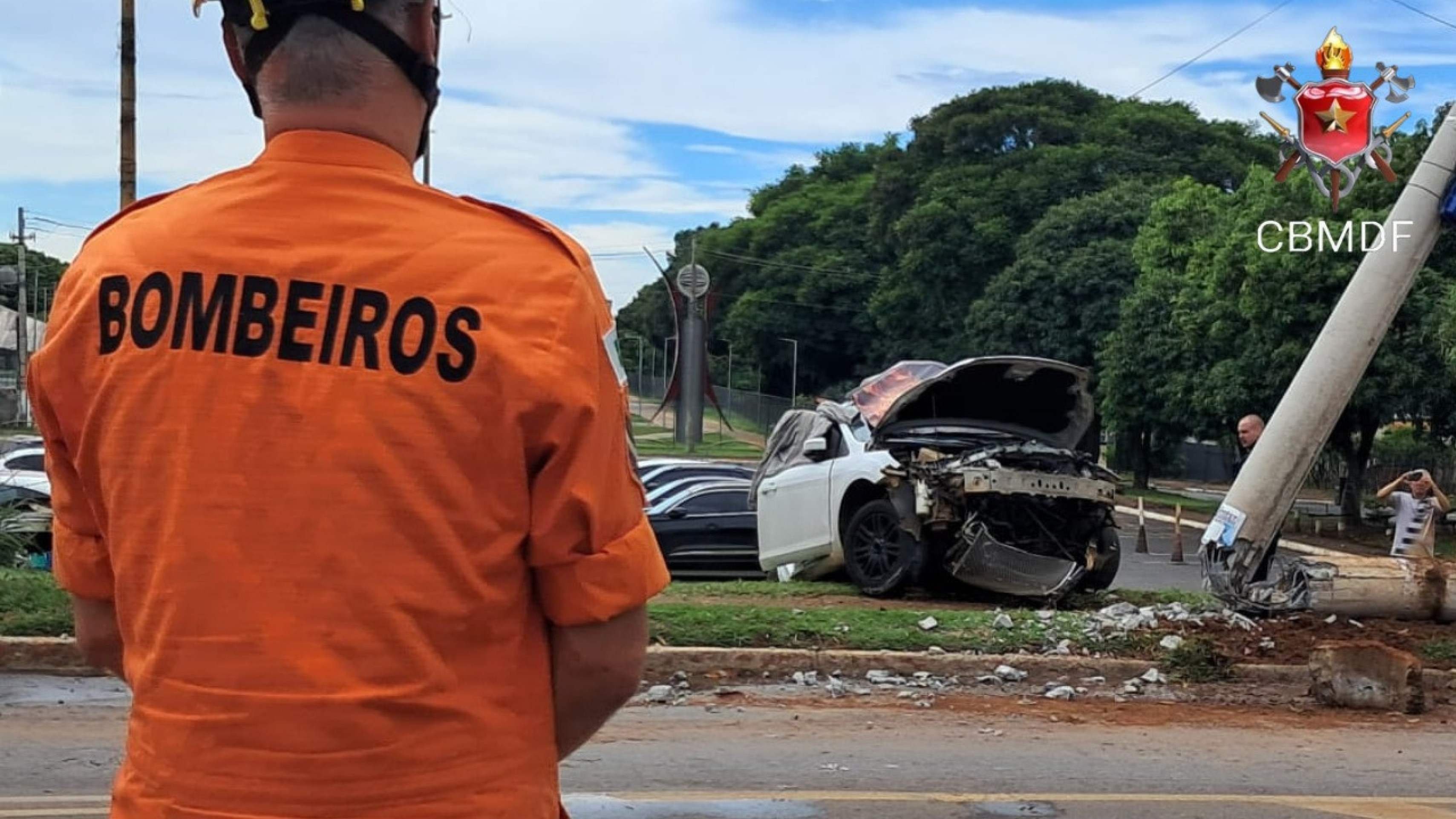 Com o impacto da colisão, a estrutura de cimento do poste cedeu e ficou levemente inclinada