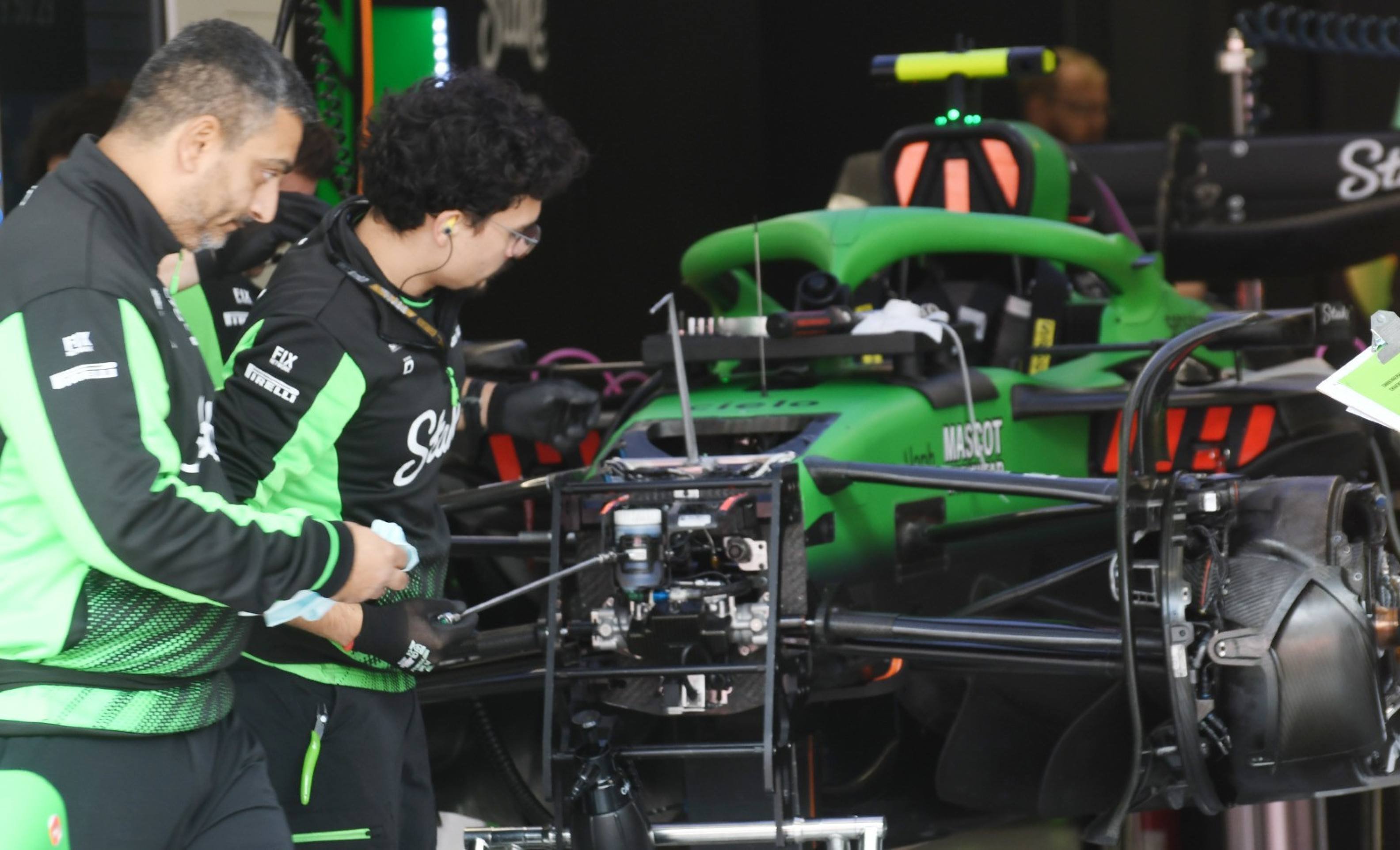 Equipe da Sauber faz manutenção no carro antes da corrida, neste domingo (9/11)