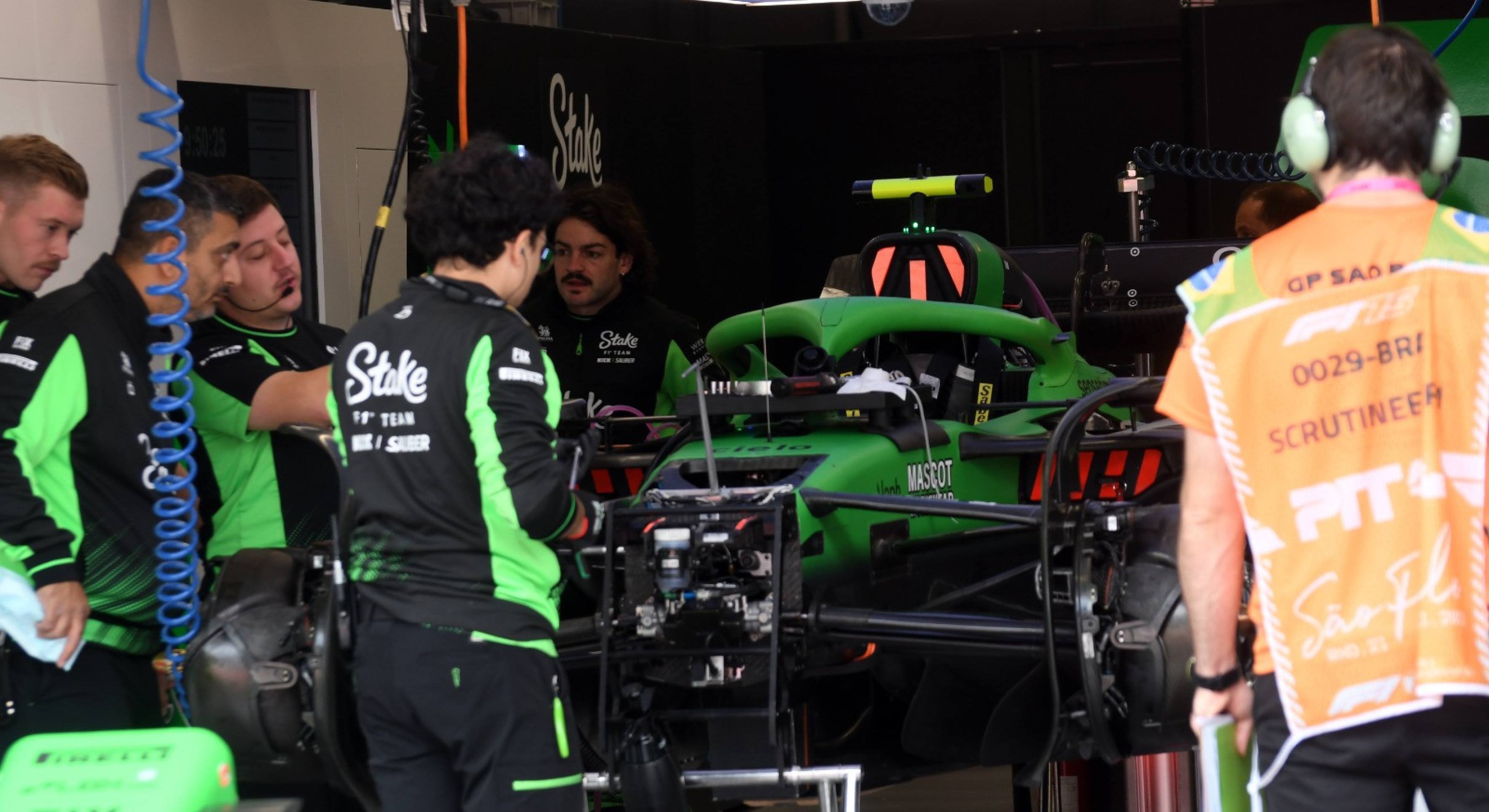 Equipe da Sauber faz manutenção no carro antes da corrida, neste domingo (9/11)