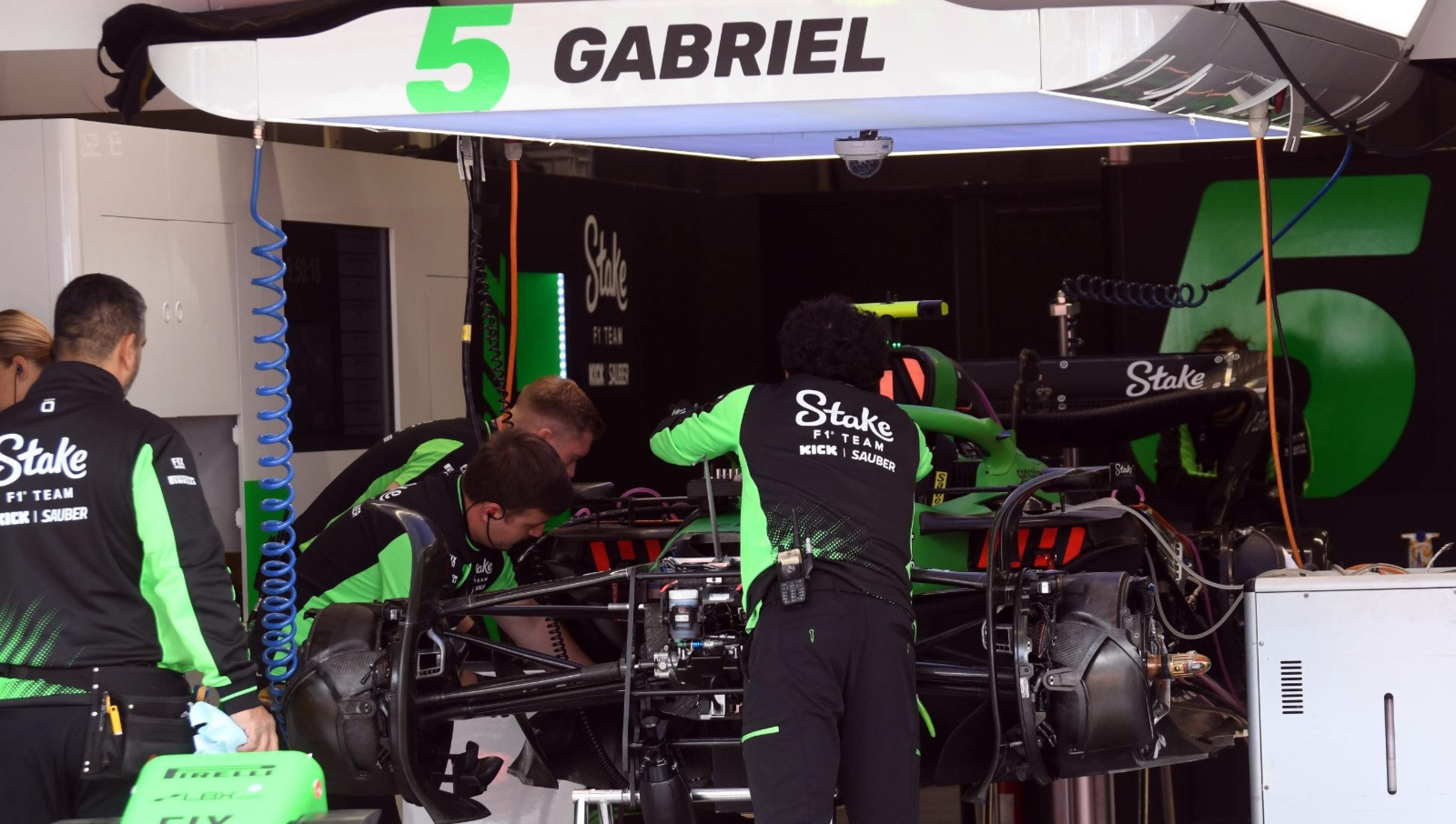 Equipe da Sauber faz manutenção no carro antes da corrida, neste domingo (9/11)