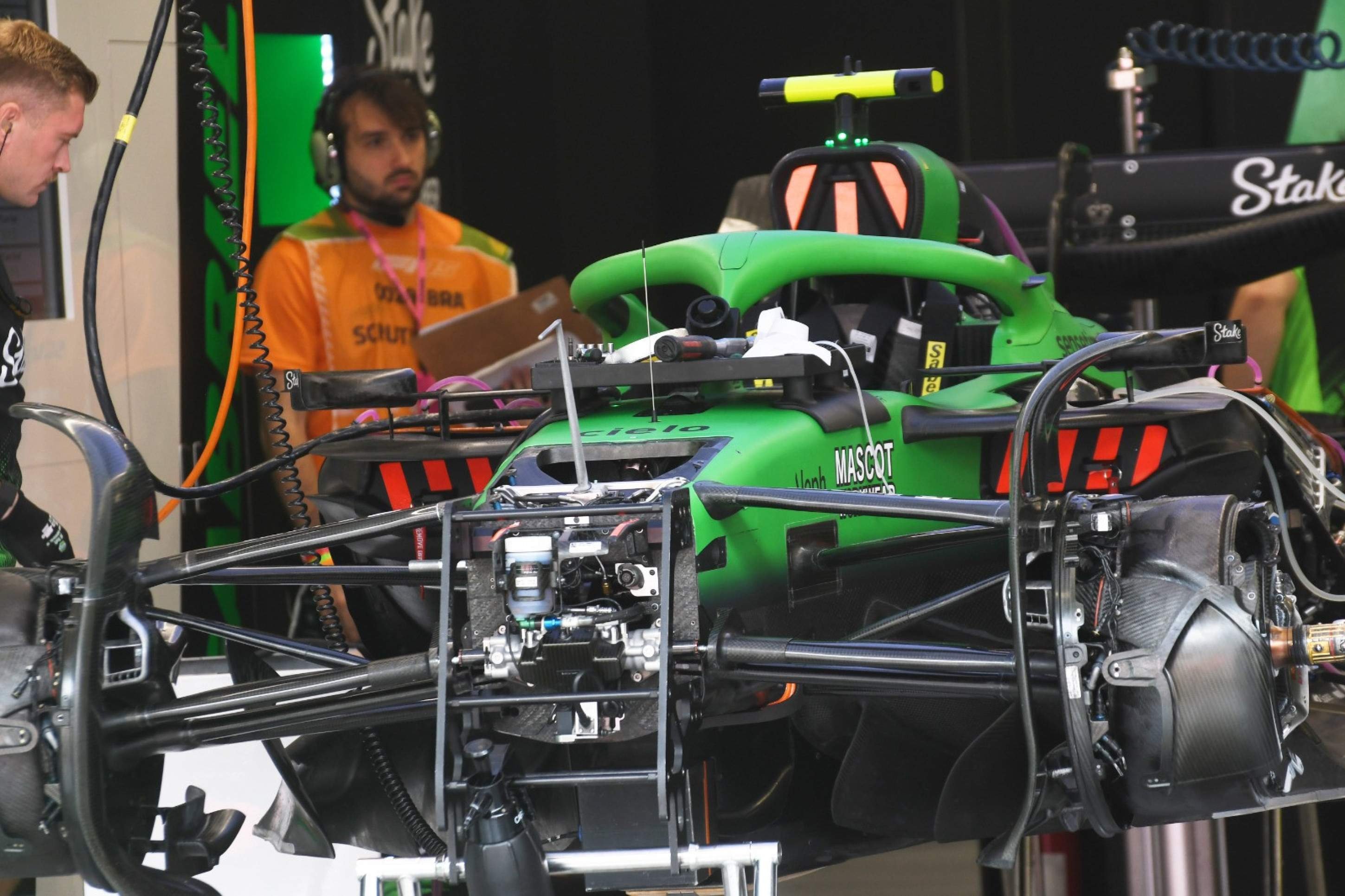 Equipe da Sauber faz manutenção no carro antes da corrida, neste domingo (9/11)