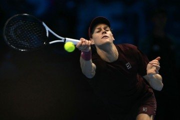 Jannik Sinner em ação durante a vitória contra o canadense Felix Auger-Aliassime: o atual campeão perdeu o posto de número 1 do mundo para Carlos Alcaraz nesta segunda - (crédito: Marco Bertorello/AFP) Jannik Sinner em ação durante a vitória contra o canadense Felix Auger-Aliassime: o atual campeão perdeu o posto de número 1 do mundo para Carlos Alcaraz nesta segunda - (crédito: Marco Bertorello/AFP)