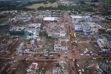 Simepar confirma três tornados na sexta com ventos de até 330 km/h e há outras suspeitas em análise
- (crédito: Ari Dias/AEN) Simepar confirma três tornados na sexta com ventos de até 330 km/h e há outras suspeitas em análise
- (crédito: Ari Dias/AEN)