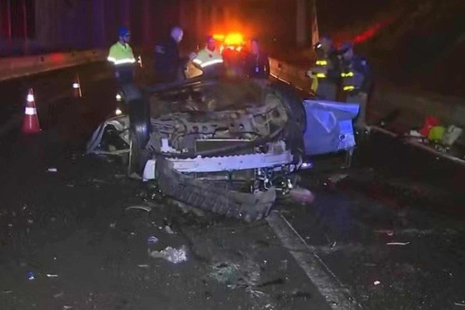 Quatro jovens morrem após carro despencar e capotar em rodovia de SP