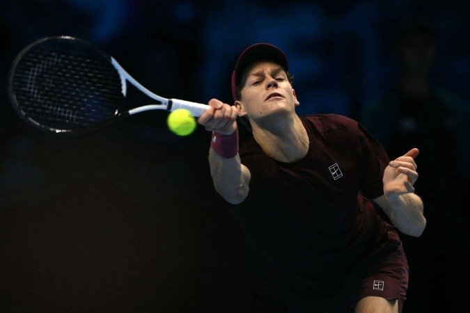 Jannik Sinner em ação durante a vitória contra o canadense Felix Auger-Aliassime: o atual campeão perdeu o posto de número 1 do mundo para Carlos Alcaraz nesta segunda -  (crédito: Marco Bertorello/AFP)