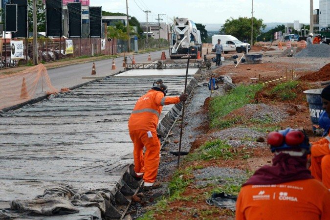 Obras na Epig: concretagem da pista exclusiva para o BRT - (crédito: Minervino Júnior/CB/D.A.Press) Obras na Epig: concretagem da pista exclusiva para o BRT - (crédito: Minervino Júnior/CB/D.A.Press)