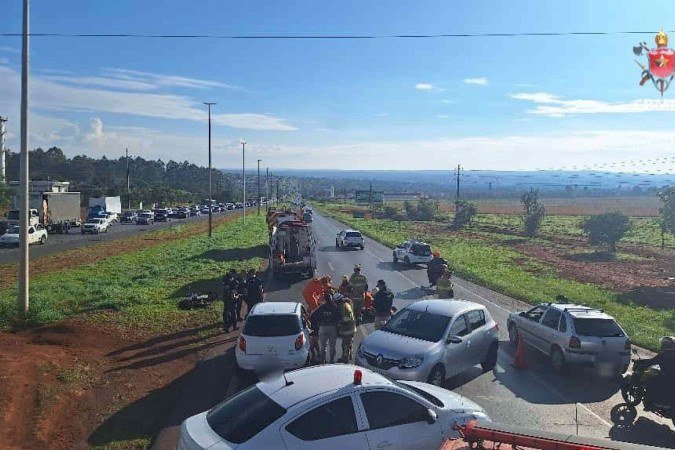 Motorista fica com fratura exposta após colisão com carro -  (crédito: CBMDF)