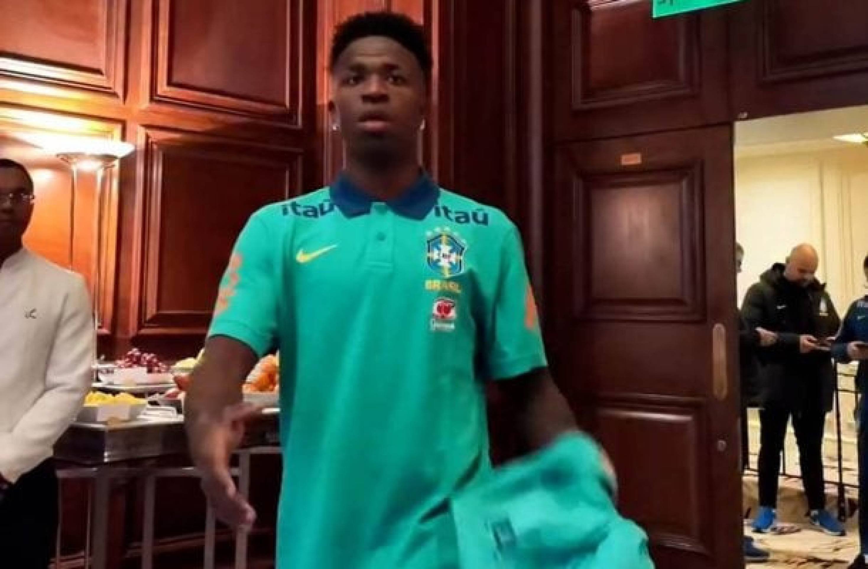 Vini Jr durante sua chegada para amistosos da Seleção Brasileira - (crédito: Foto: Reprodução de Vídeo) Vini Jr durante sua chegada para amistosos da Seleção Brasileira - (crédito: Foto: Reprodução de Vídeo)