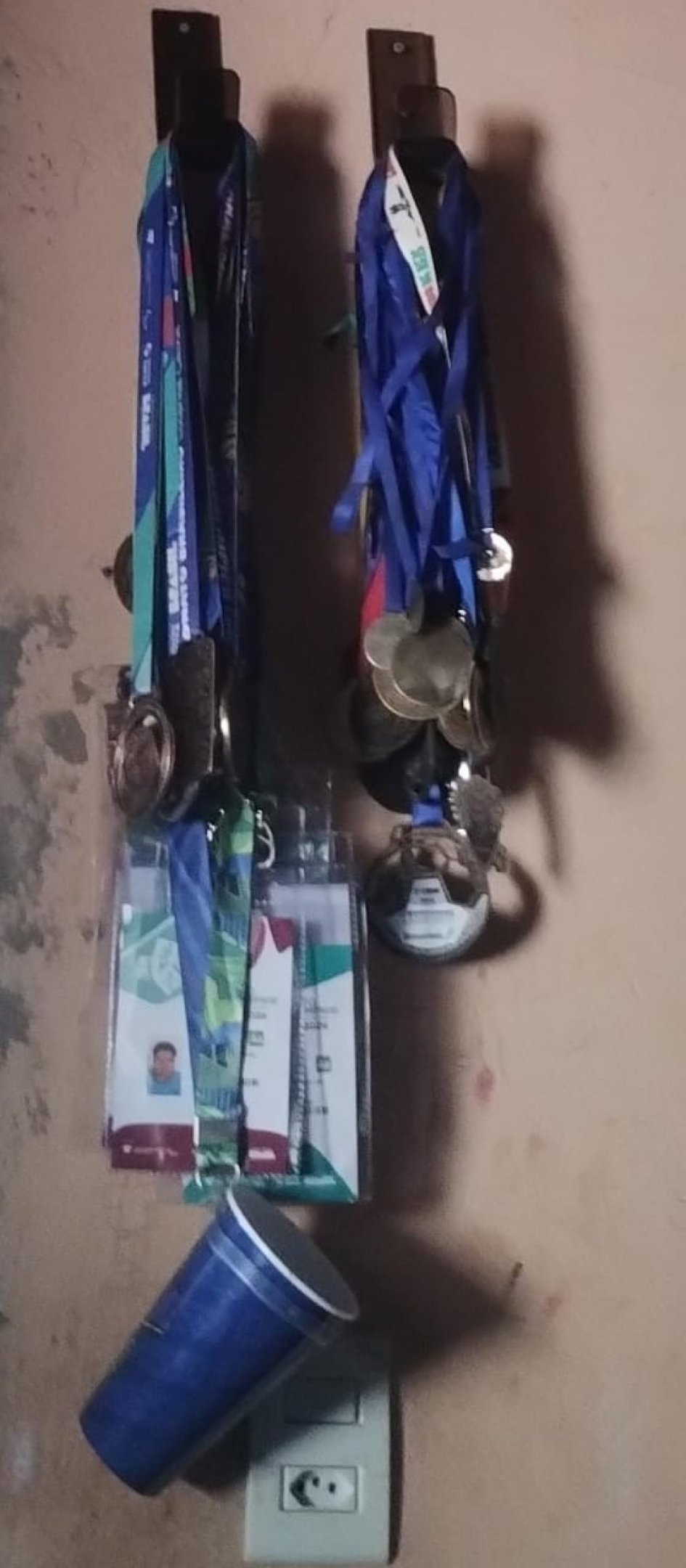 Alanna coleciona  medalhas conquistadas em campeonatos de atletismo