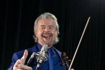 Zéca Lima, fundador da Família Lima, canta na abertura do Natal 2025, no Pontão, nesta sexta (14/11). - (crédito: Divulgação.) Zéca Lima, fundador da Família Lima, canta na abertura do Natal 2025, no Pontão, nesta sexta (14/11). - (crédito: Divulgação.)