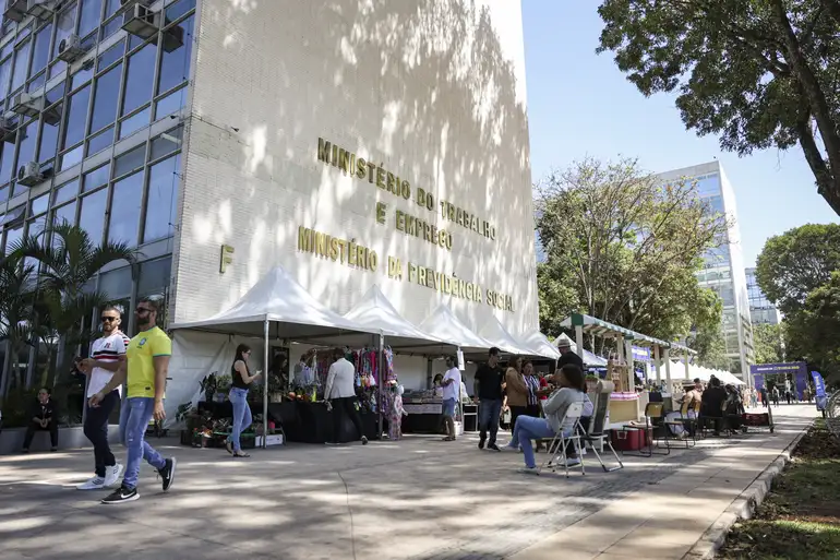 Ministério do Trabalho e Emprego abre 100 vagas temporária para lista de espera da CNPU
 -  (crédito: Reprodução/ Agência Brasil) -Ministério do Trabalho e Emprego abre 100 vagas temporária para lista de espera da CNPU
 -  (crédito: Reprodução/ Agência Brasil)