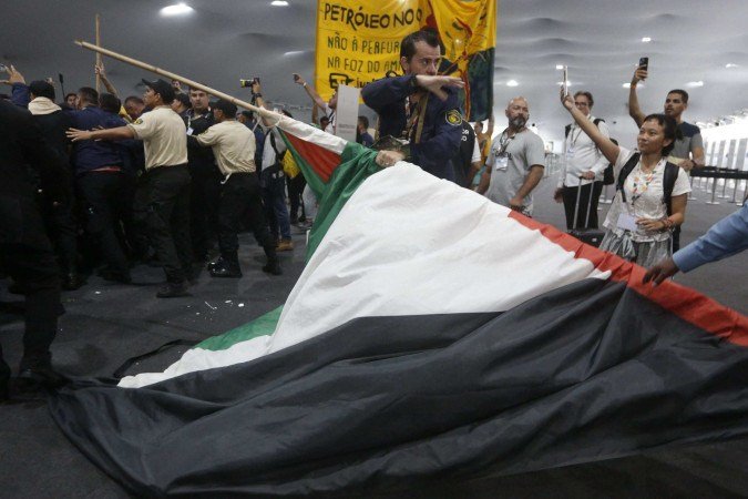  Protesto no segundo dia da COP30 deixa segurança ferido e bloqueia saída na blue zone. Incidente ocorreu por volta 19h20, logo depois da entrevista coletiva que apresentou o balanço do dia.
       -  (crédito: OLGA LEIRIA/AFP)