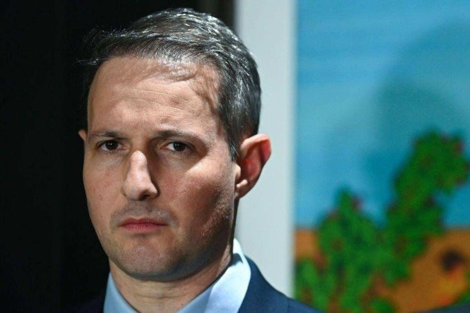 Derrite olha para o governador de São Paulo, Tarcísio de Freitas, durante coletiva de imprensa em 31 de outubro de 2024 - (crédito: Getty Images) Derrite olha para o governador de São Paulo, Tarcísio de Freitas, durante coletiva de imprensa em 31 de outubro de 2024 - (crédito: Getty Images)